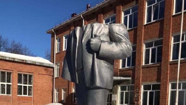 Школьник обезглавил статую Ленина во время селфи
