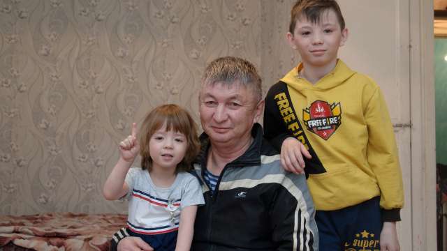 «Папа-мама»: Троих детей в одиночку воспитывает житель Рудного