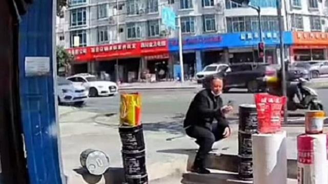 Видео: Мужчину едва не сбил грузовик, пока тот делал селфи