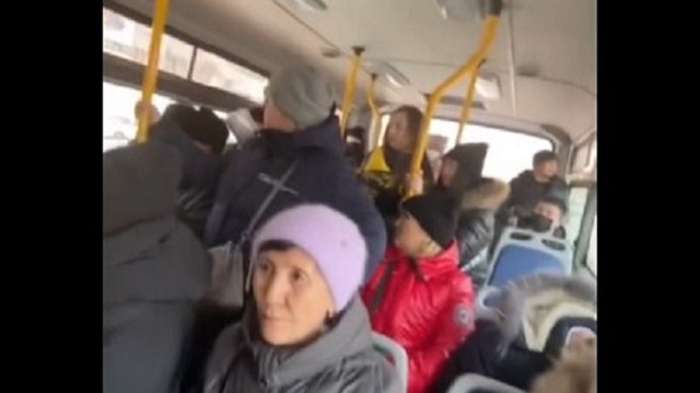 Видео: Молодая казахстанка в автобусе обматерила пожилых людей