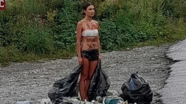 В купальнике из мусорных пакетов казахстанка борется за экологию