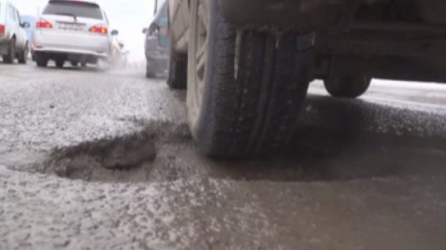 «Качества ноль»: Новая дорога рассыпается в Карагандинской области