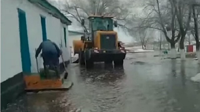 Видео: Сельскую школу затопило в ЗКО