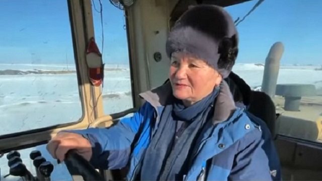 Как трудятся женщины-дорожники в Восточном Казахстане