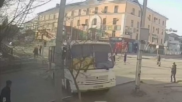 «Наехал на ограждение»: Автобус врезался в магазин в Актобе
