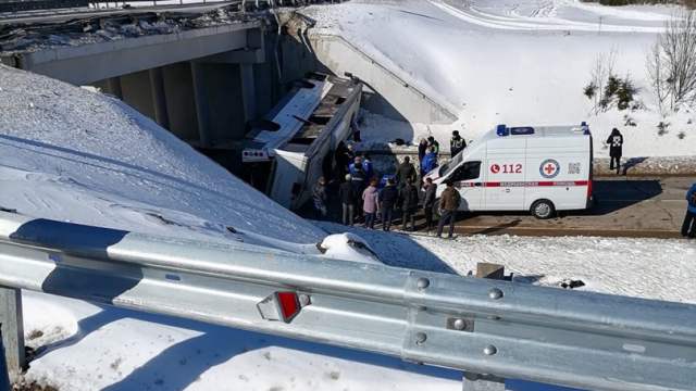 Автобус рухнул с моста: два человека погибли