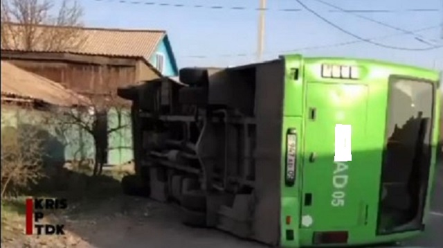 Видео: В результате ДТП автобус упал на бок, есть пострадавшие