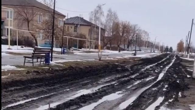 Видео: На непролазную грязь жалуются селяне Костанайской области