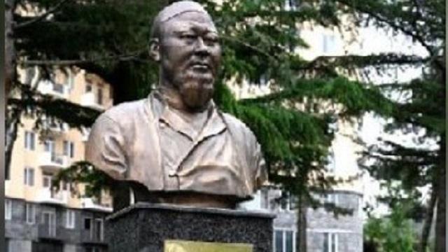 Памятник Абаю Кунанбаеву открыли в Грузии