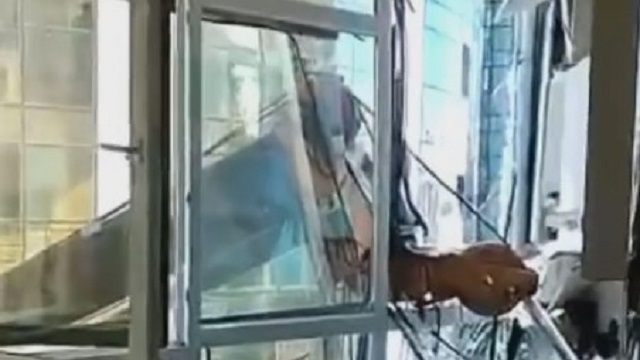 Видео: Стрела автокрана разбила окно жилого дома в Нур-Султане