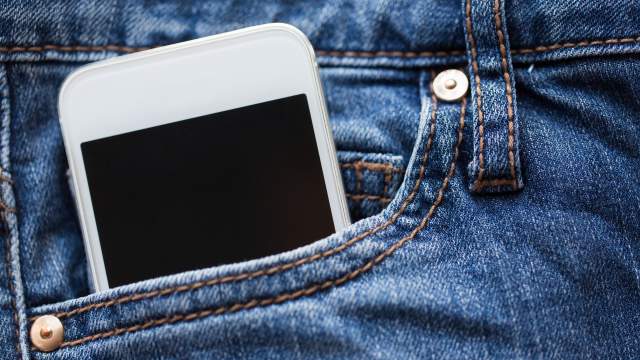 Таксист отобрал iPhone у несовершеннолетней пассажирки в Сарани