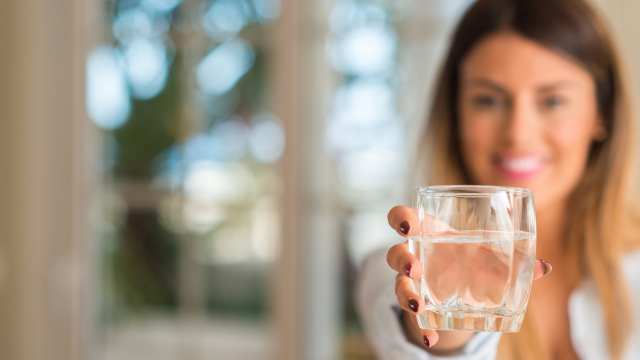 Как стакан воды натощак влияет на ваше здоровье
