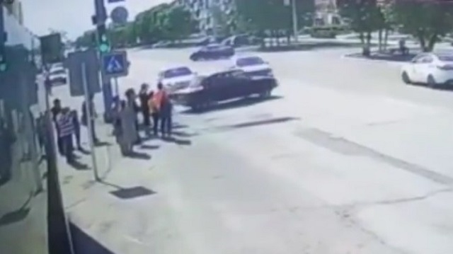 Страшное столкновение автомобилей Lada и Kia Rio попало на видео