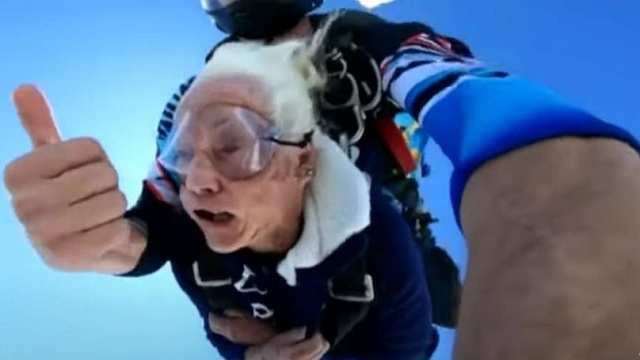 «В честь юбилея»: Столетняя пенсионерка прыгнула с парашютом