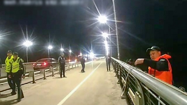 Спасение девушки на мосту попало на видео в Усть-Каменогорске