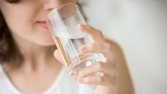 Зачем нужно пить солёную воду: объясняет доктор