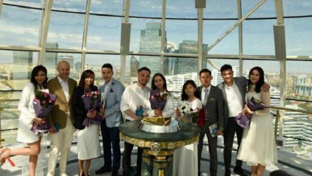 «День семьи»: 15 пар поженились на вершине «Байтерека»