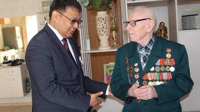 Госслужащие Костаная поздравили ветерана с Днём Победы