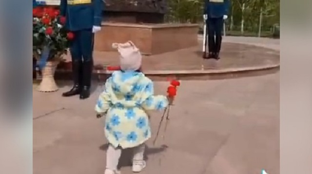 «Как покорить Казнет»: Малышка возложила цветы в День Победы