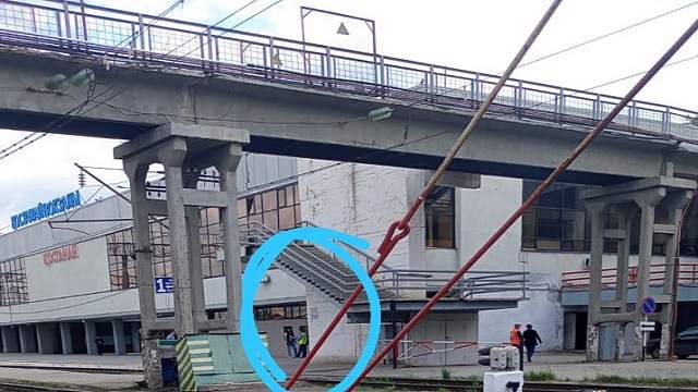 В Костанае ребенок упал с лестницы железнодорожного моста