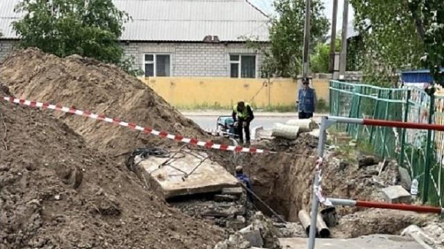«Хотят замять»: В Павлодаре рабочего засыпало землей в яме