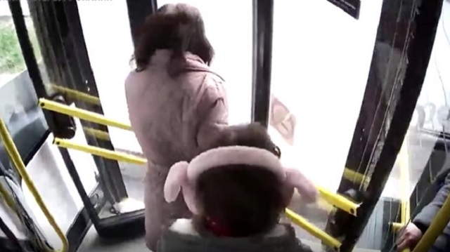 Водитель автобуса зажал дверью девочку, не показавшую проездной
