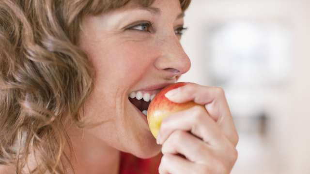 Почему желательно каждый день съедать по два яблока