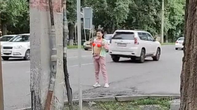 Видео: В Алматы девушка ловила такси с обнажённой грудью