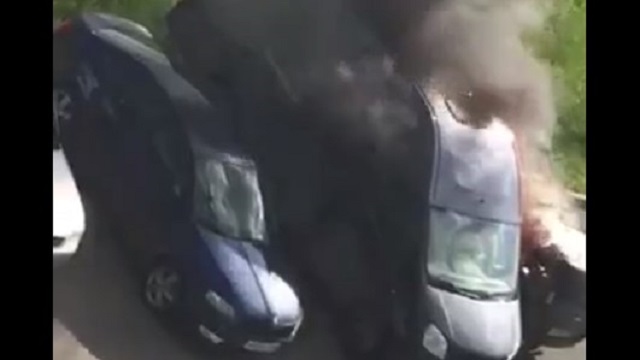 Видео: Россиянин погиб, спасая свою машину от пожара