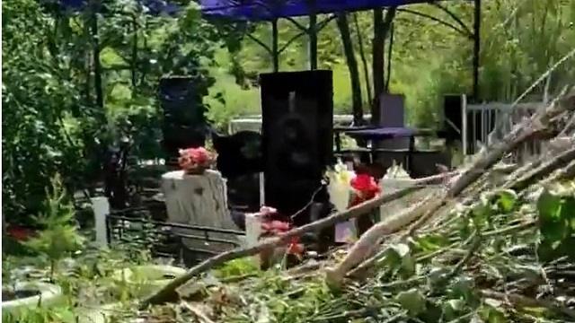 «Что творится?»: Горы мусора на кладбище возмущают костанайцев
