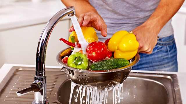 Нужно ли мыть с мылом овощи, фрукты, ягоды и зелень