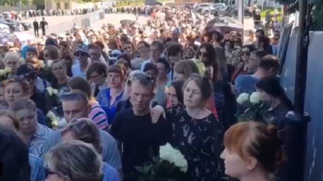 Видео: Поклонники поругались на похоронах Юрия Шатунова