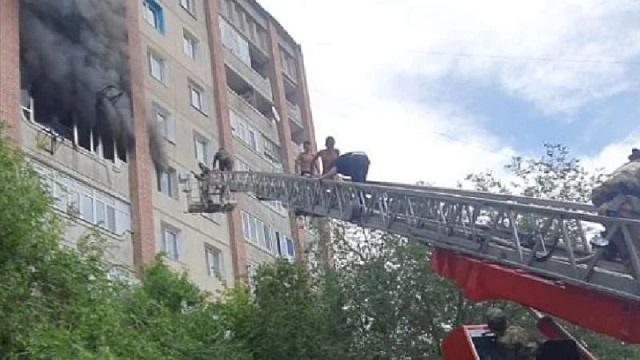 Видео: Пожарные спасли 16 детей из горящей девятиэтажки в Семее