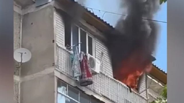 Ребёнок погиб, прыгнув с пятого этажа горящей квартиры