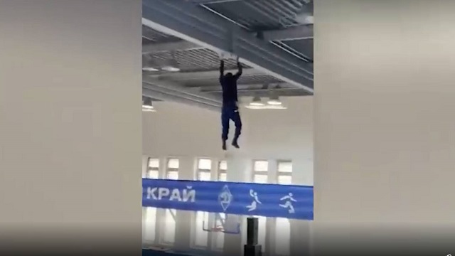 Спасение рабочего в спорткомплексе «Динамо» во Владивостоке