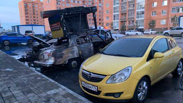 Автомобили сгорели под утро на парковке в Костанае