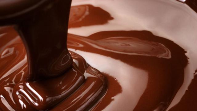 Два человека упали в бак с расплавленным шоколадом Mars