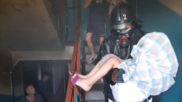 Пожарные спасли детей из горящей квартиры в Экибастузе