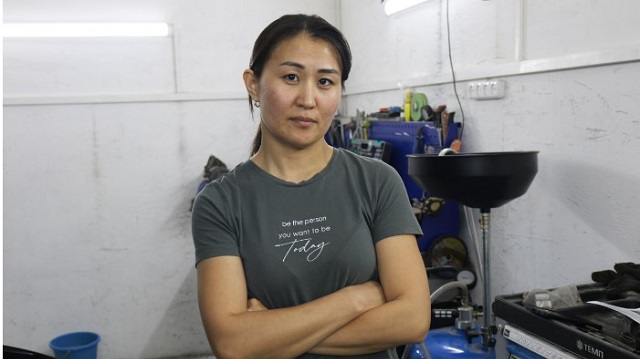 «Мужчинам не отказываю»: СТО для женщин открылась в Казахстане