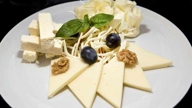 Сплошной холестерин: врач назвала самый вредный сыр для сердца