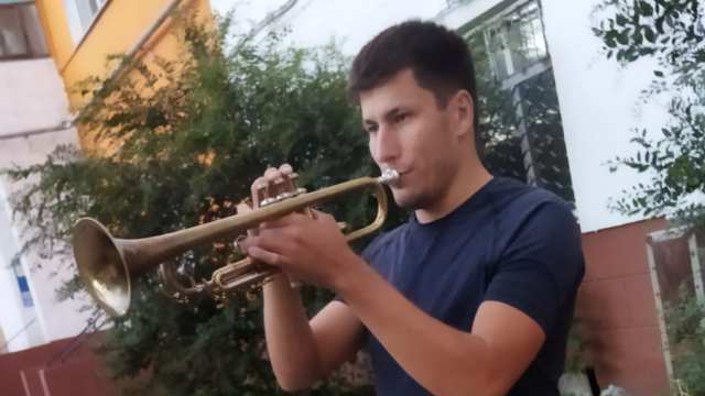 Видео: Кокшетауский трубач даёт концерты во дворах Костаная