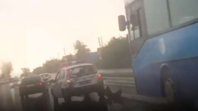 Видео: Автобус столкнулся с полицейским автомобилем в Костанае