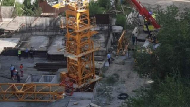 Рухнувший башенный кран убил строителя в Алматы