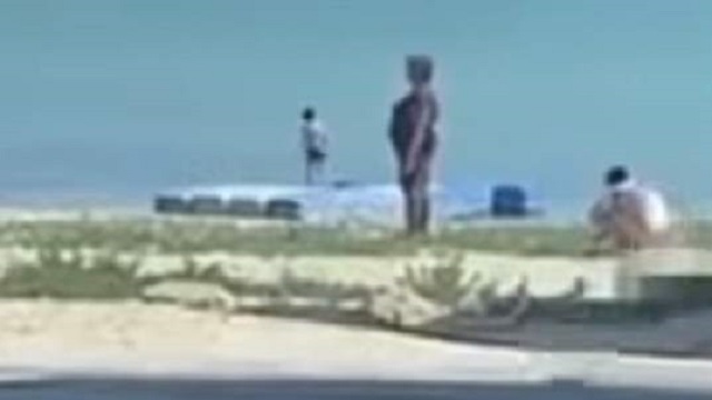 Видео: Женщина справила нужду на городском пляже в Актау