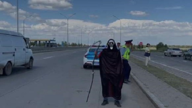 Смерть с косой на трассе напугала казахстанцев