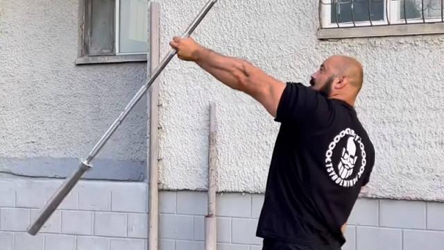 Видео: Казахстанец поднял штангу весом в 20 кг двумя пальцами