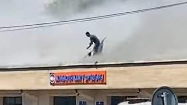 Казахстанец залез на крышу горящего здания, чтобы спасти флаг
