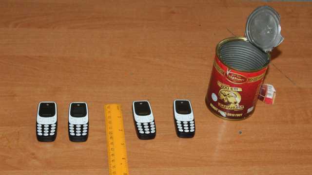 Телефоны в банке из-под тушёнки нашли сотрудники колонии