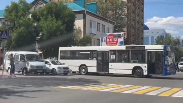 Видео: ДТП с участием автобуса произошло в центре Костаная