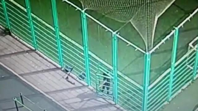 Астанчанин украл телефон у ребёнка на футбольном поле